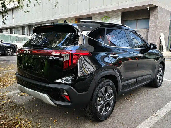 2023 Kia Seltos I Рестайлинг, чёрный - вид 3