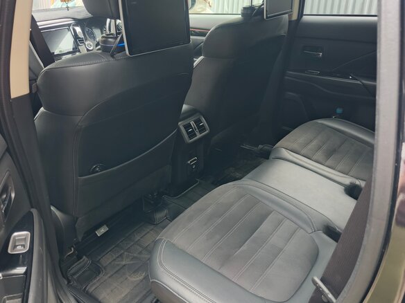 2019 Mitsubishi Outlander PHEV III Рестайлинг 3, чёрный, 3000000 рублей - вид 9
