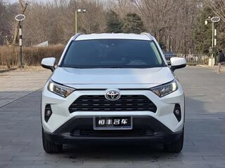 2024 Toyota RAV4 V (XA50), серебристый, 3678000 рублей, вид 1