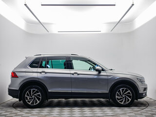 2018 Volkswagen Tiguan II, серебристый, 2437000 рублей, вид 4