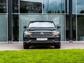 2018 Volkswagen Touareg III, чёрный, 4430000 рублей, вид 3