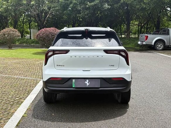 2023 Geely Geometry E 39.4 kWh, белый, 999333 рублей - вид 4