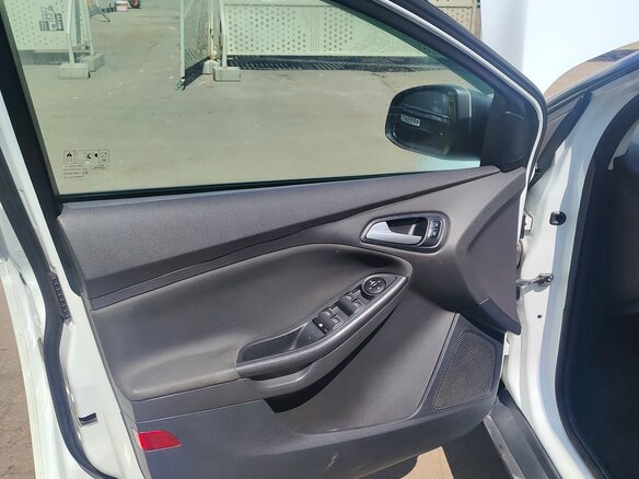 2015 Ford Focus III Рестайлинг, белый, 580000 рублей - вид 13