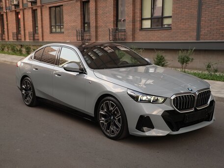 2024 BMW 5 серии 520i VIII (G60/G61/G68), серый, 7150000 рублей, вид 5