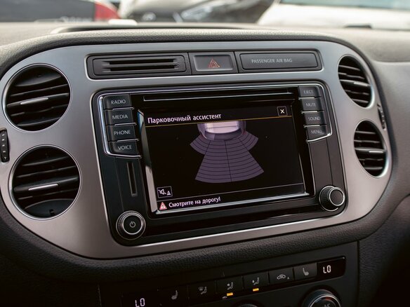 2016 Volkswagen Tiguan I Рестайлинг, серебристый, 1595000 рублей - вид 13