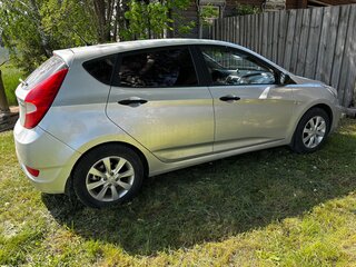 2013 Hyundai Solaris I, серебристый, 660000 рублей, вид 2