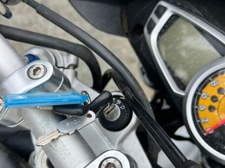 2009 Triumph Street Triple, серый, 520000 рублей, вид 4