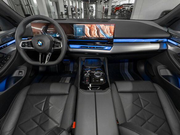 2024 BMW 5 серии 530i xDrive VIII (G60/G61/G68), синий, 8500000 рублей - вид 11