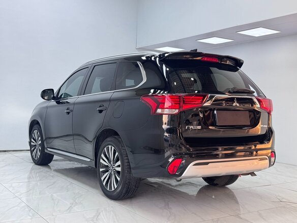 2022 Mitsubishi Outlander III Рестайлинг 3, чёрный, 2140000 рублей - вид 3