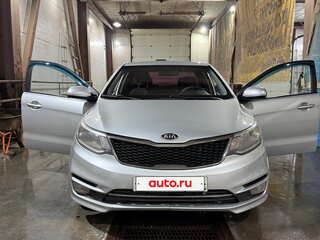 2015 Kia Rio III Рестайлинг, серебристый, 540000 рублей, вид 3