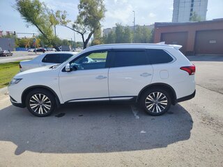 2019 Mitsubishi Outlander III Рестайлинг 3, белый, 2800000 рублей, вид 5
