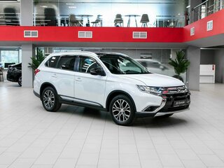 2017 Mitsubishi Outlander III Рестайлинг 2, белый, 1650000 рублей, вид 3