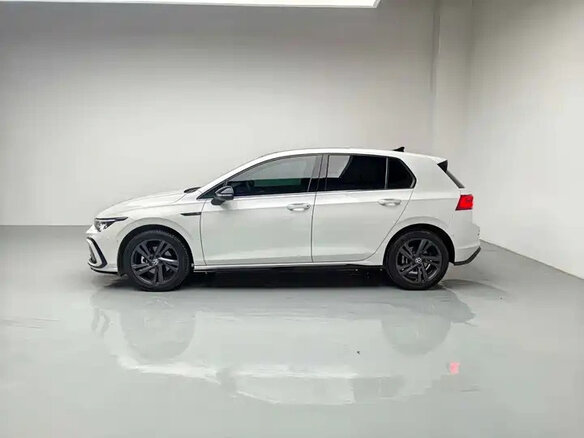 2023 Volkswagen Golf VIII, белый, 1600047 рублей - вид 5