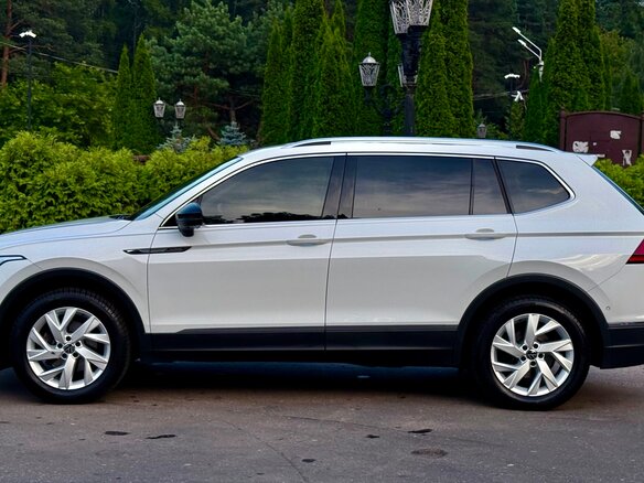 2022 Volkswagen Tiguan Allspace II Рестайлинг, белый - вид 16