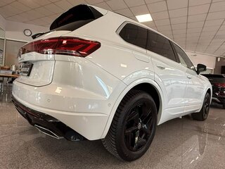 2025 Volkswagen Touareg III Рестайлинг, белый, 9890960 рублей, вид 3