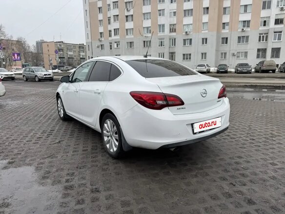 2014 Opel Astra J Рестайлинг, белый, 750000 рублей - вид 4