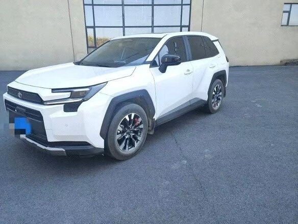 2025 Toyota RAV4 V (XA50), белый, 4200000 рублей