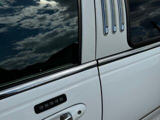 2003 Lincoln Town Car III Рестайлинг, белый, 2300000 рублей, вид 4