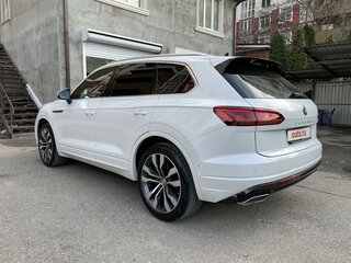 2019 Volkswagen Touareg III, белый, 7500000 рублей, вид 4