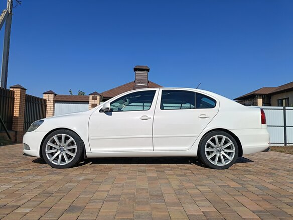2011 Skoda Octavia II (A5) Рестайлинг, белый, 1150000 рублей - вид 1