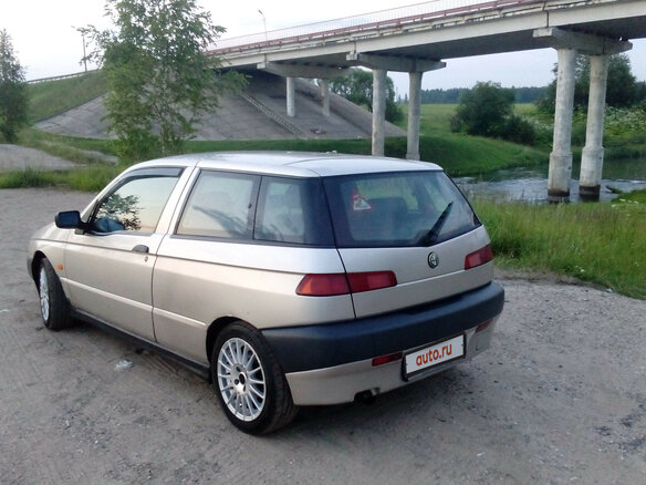 1996 Alfa Romeo 145 I, бежевый - вид 1