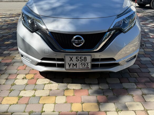 2018 Nissan Note e-Power II Рестайлинг, серебристый, 1250000 рублей - вид 1