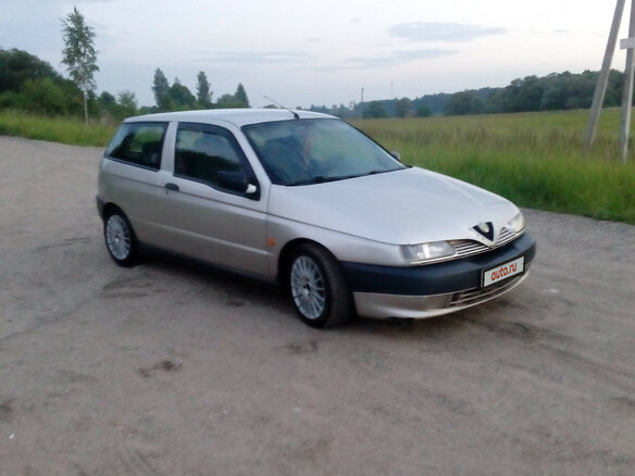 1996 Alfa Romeo 145 I, бежевый - вид 2