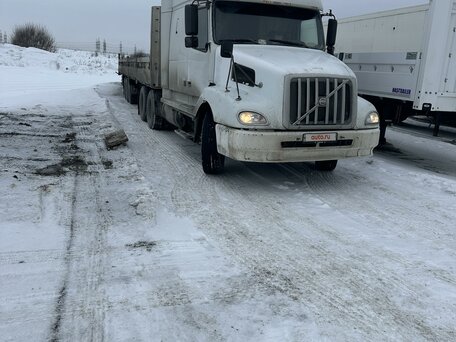 2002 Volvo VNL, белый, 1100000 рублей, вид 1