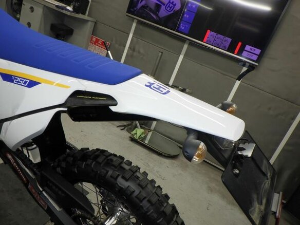 2023 Husqvarna TE 250, белый, 900000 рублей - вид 8