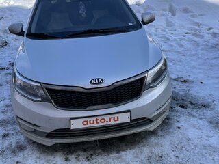 2016 Kia Rio III Рестайлинг, серебристый, 950000 рублей, вид 3