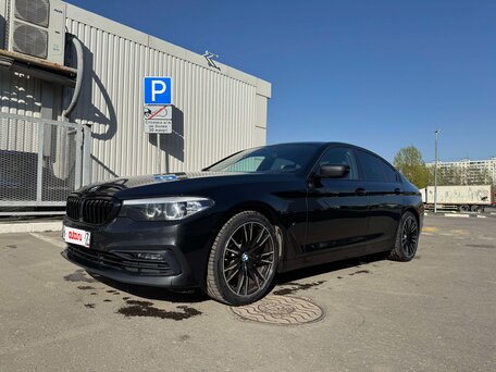 2019 BMW 5 серии 520d VII (G30/G31/G38), чёрный, 2820000 рублей, вид 1
