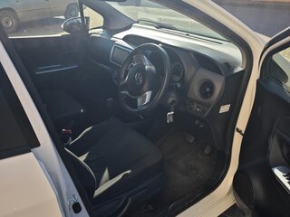 2016 Toyota Vitz III (XP130) Рестайлинг, белый, 900000 рублей, вид 4