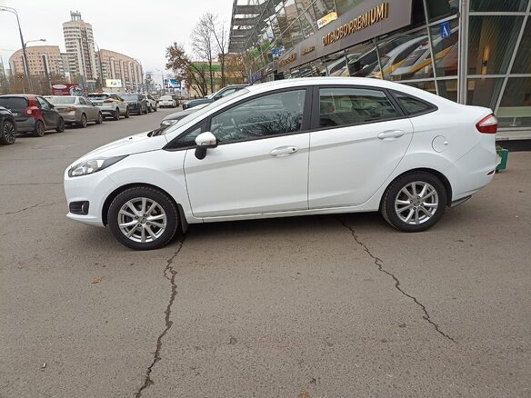 2016 Ford Fiesta Mk6 Рестайлинг, белый, 1300000 рублей - вид 4
