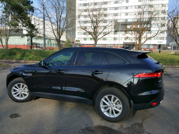 2017 Jaguar F-Pace I, чёрный, 3820716 рублей