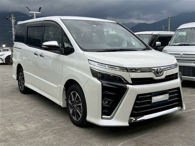 Открыть фотографии: Toyota Voxy III (R80) Рестайлинг