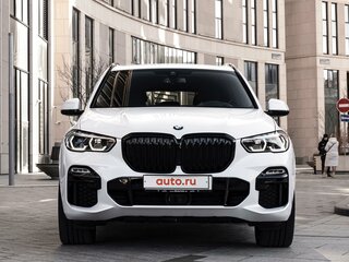 2021 BMW X5 45e IV (G05/G18), белый, 7450000 рублей, вид 2