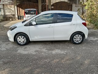 2015 Toyota Vitz III (XP130) Рестайлинг, белый, 1000000 рублей, вид 4
