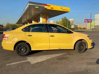 2017 Volkswagen Polo V Рестайлинг, жёлтый, 580000 рублей, вид 4