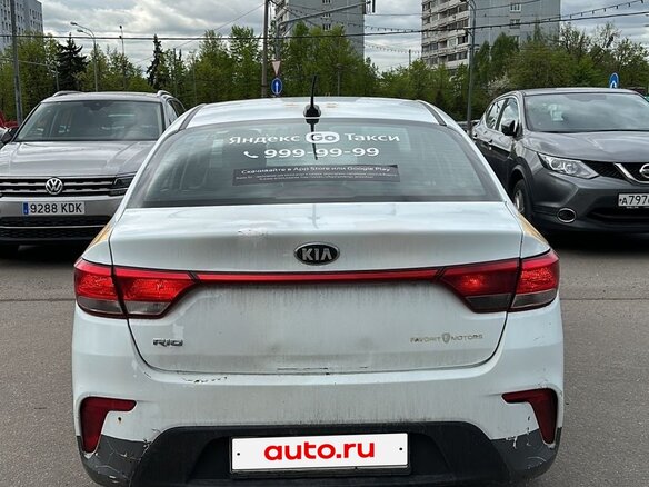 2018 Kia Rio IV, белый, 700000 рублей - вид 2