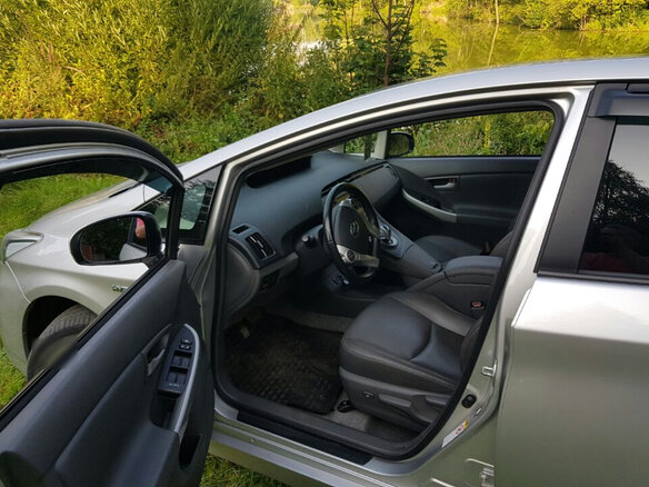 2010 Toyota Prius III (XW30), серебристый - вид 16