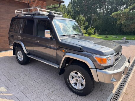2013 Toyota Land Cruiser 76 70 Series Рестайлинг 1, серый, 3990000 рублей, вид 2