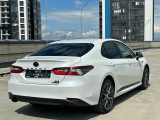 2022 Toyota Camry VIII (XV70) Рестайлинг, белый, 3170000 рублей, вид 5