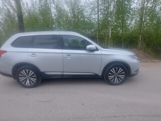 2018 Mitsubishi Outlander III Рестайлинг 3, серебристый, 2100000 рублей, вид 3