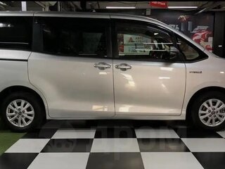 2018 Toyota Voxy III (R80) Рестайлинг, серебристый, 2500000 рублей, вид 5