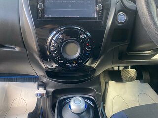 2018 Nissan Note e-Power II Рестайлинг, белый, 1350000 рублей, вид 4