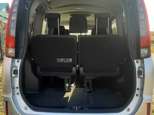 2015 Toyota Noah III (R80), серебристый, 2100000 рублей - вид 6