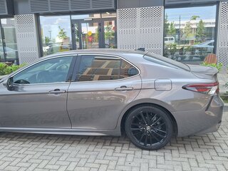 2021 Toyota Camry VIII (XV70), серый, 2750000 рублей, вид 2
