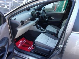 2020 Toyota Yaris IV, серый, 990000 рублей, вид 4
