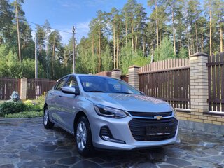 2023 Chevrolet Onix II, серебристый, 1935000 рублей, вид 2