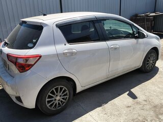 2018 Toyota Vitz III (XP130) Рестайлинг, белый, 850000 рублей, вид 2
